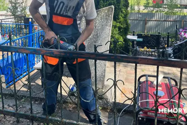 Покраска металлической ограды на кладбище